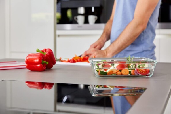 Boîte repas TEFAL en verre 0,8 L avec séparateur sur une table de cuisine