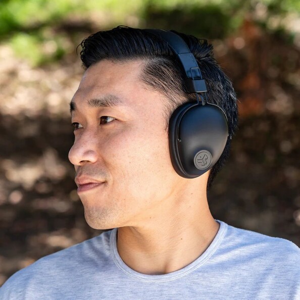 Homme écoute de la musique avec le casque JLab Studio Pro