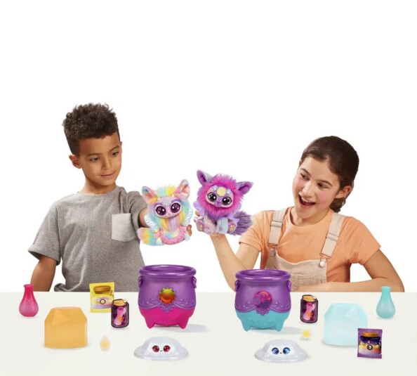 Enfants s'amuses avec chaudron magique Mixies