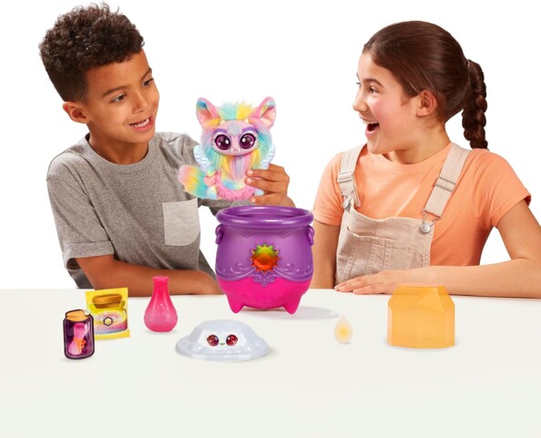 Enfants découvrent une peluche Mixie qui sort du chaudron