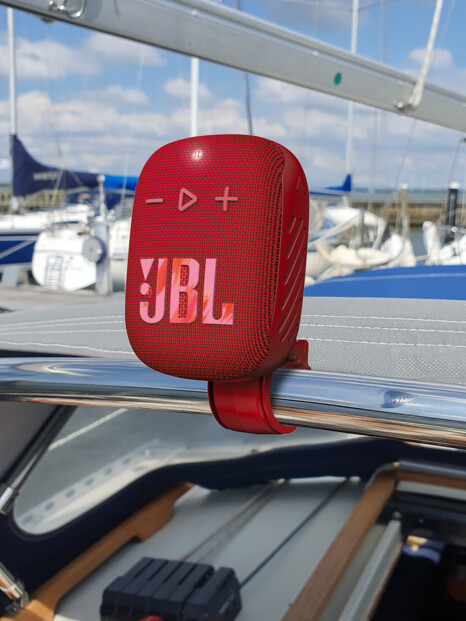 Enceinte compacte JBL Wind 3S rouge sur un bateau