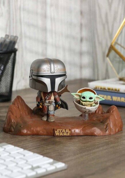 Figurine à tété oscillante The Mandalorian avec bébé Yoda sur un bureau