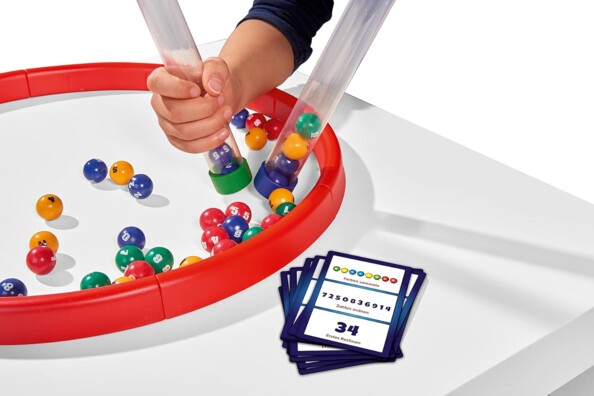 Main en action avec le jeu de rapidité les billes infernales