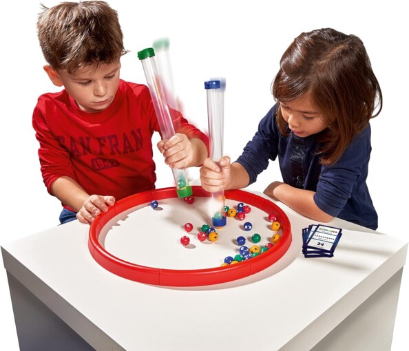 2 enfants jouent aux billes infernales