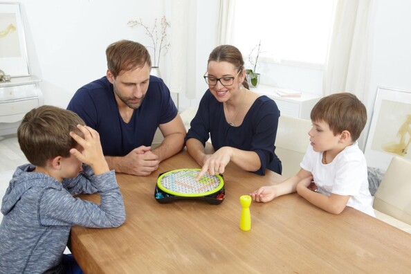 Famille s'amuse avec jeu Moyts Mêlées