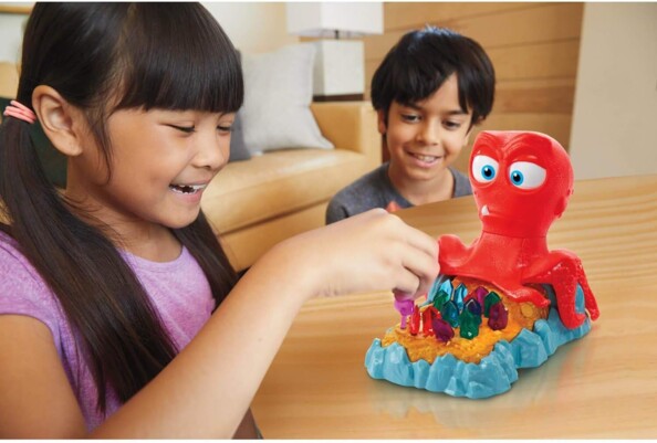 Enfants s'amuse avec le jeu Poulpe au Trésor