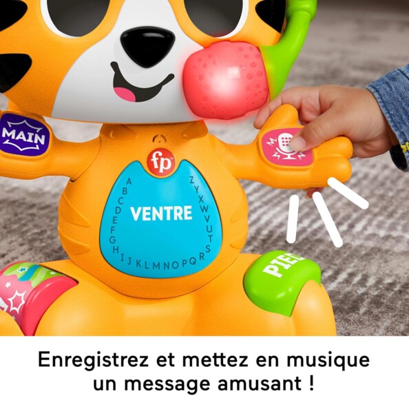 Déclenchement de l'enregistreur vocal par bouton sur la main du bébé tigre par un enfant