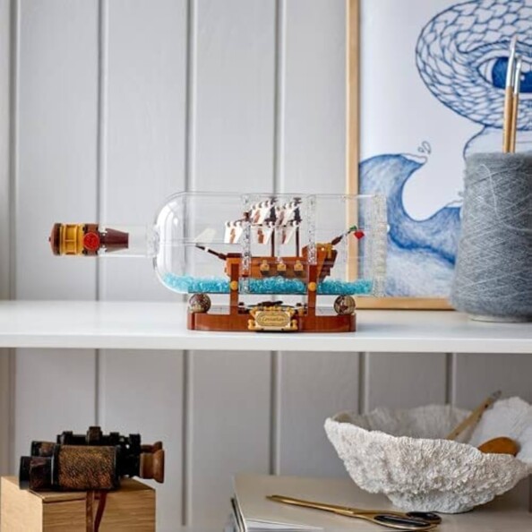 Lego bateau en bouteille sur une étagère