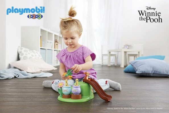 Fille qui s'amuse avec Winnie l'ourson et Tigrou Playmobil