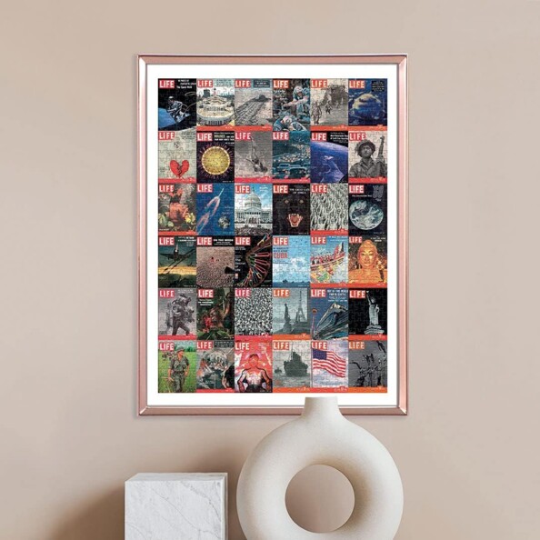 Puzzle terminé et transformé en tableau encadré illustrant les différentes photos des unes du magazine Life accroché sur un mur beige devant des décorations design
