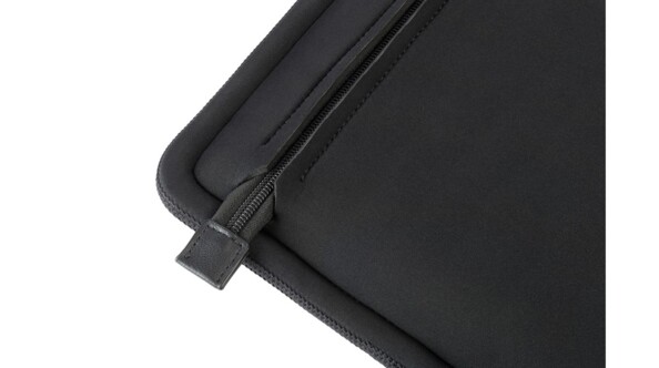 Zoom dans le coin supérieur gauche de la housse en néoprène pour ordinateur et tablette 13" avec coutures plates et fermeture à glissière