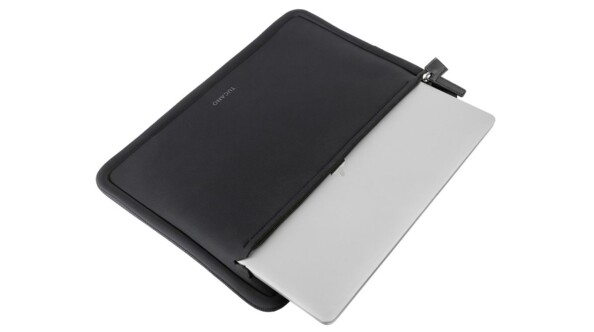 Mise en situation de l'insertion d'un MacBook 13" gris métal dans la housse de protection en néoprène élastique noir Neo Intorno Tucano