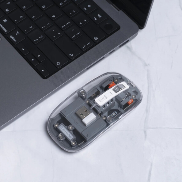 Mise en situation de la souris transparente Xtreme Mac connectée par fonction bluetooth à un PC portable