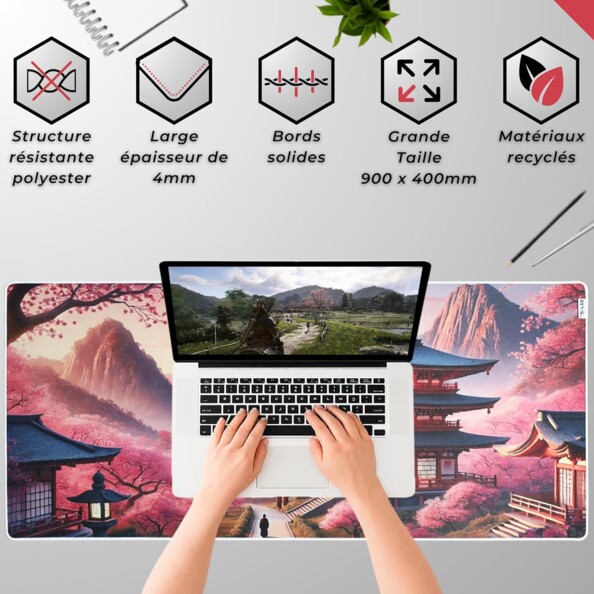 Tapis XXL décor japonais avec pagodes, cerisiers, un laptop et deux mains qui tapent