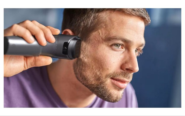 Homme ajuste sa barbe avec la tondeuse Philips Hair Clipper