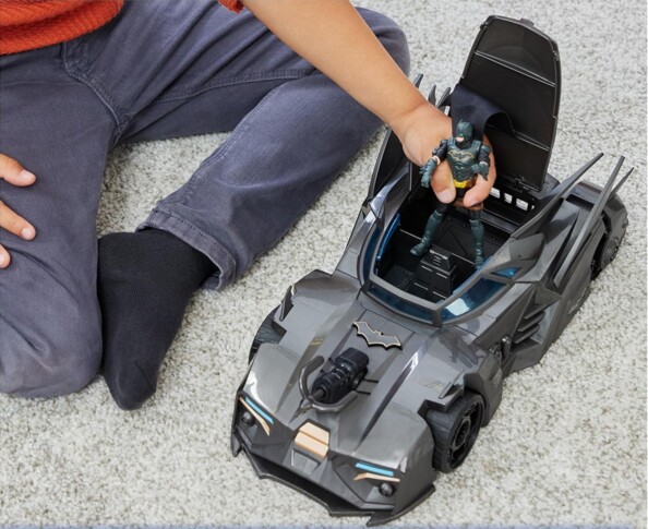 Enfent sort Batman par le cockpit ouvrable de la Batmobile