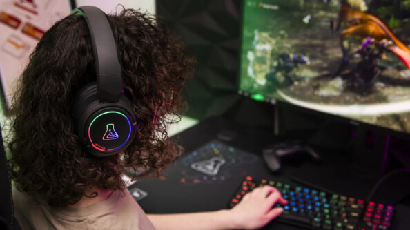 Joueur portant le casque lors d’une session de jeu, anneau RVB multicolore allumé