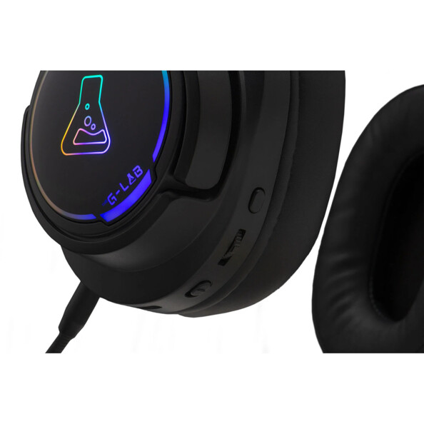 Zoom sur la connectique de branchement du câble sur l’écouteur du casque