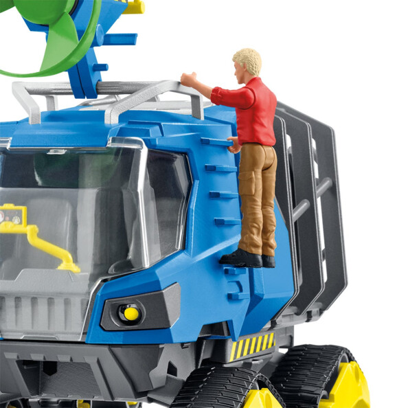 Ranger agrippé au toit du véhicule chenillé bleu