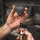 porte clé extensible avec corde kevlar 90 cm super duty key bak avec fixation pince ceinture mise en situation 