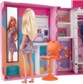 Barbie s'admire dans le miroir à côté de son bureau