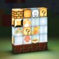 Lampe d'ambiance Mario Bros avec 16 blocs amovibles empilés les uns sur les autres en rangées de 4 par 4 sur la base motorisée alimentée par 3 piles AAA ou chargeur secteur et câble d'alimentation Micro-USB fournis