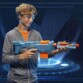Enfant ajoute son canon amovible à son Nerf Echo CS-10