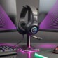 Casque gaming avec câble jack/USB sur support pour casque dans un setup PC lumineux