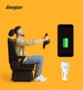 Homme souriant se tenant dans un siège de voiture un volant dans les mains pour faire semblant de conduire avec logo Energizer, chargeur allume-cigare et indication du niveau de charge d'une batterie