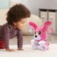 Jeune enfant avec compagnon d'apprentissage Pilou le Toutou qui parle