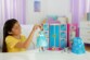 Fille s'amuse avec Cendrillon et son dressing royal