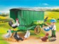 Mise en situation du poulailler avec figurine d'enfant avec nid rempli d'oeufs entouré de poules élevée en plein air