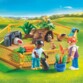 Mise en situation des figurines fille et garçon s'occupant de hamsters, lapins et chats dans un enclos en plein air