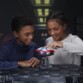 Enfants avec figurine animatronique L0-LA59
