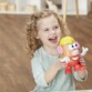 Fille s'amuse avec Madame Patate