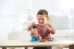 Enfant assemble des pièces de Monsieur Patate