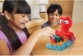 Enfants s'amuse avec le jeu Poulpe au Trésor