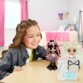 Fille s'amuse avec poupée L.O.L. Surprise! Tweens Surprise Swap