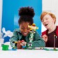 Enfants s'amusent et la tour Lego bascule