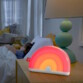 Mise en situation avec un enfant dans le lit et la veilleuse en premier plan