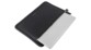 Mise en situation de l'insertion d'un MacBook 13" gris métal dans la housse de protection en néoprène élastique noir Neo Intorno Tucano