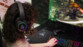 Joueur portant le casque lors d’une session de jeu, anneau RVB multicolore allumé